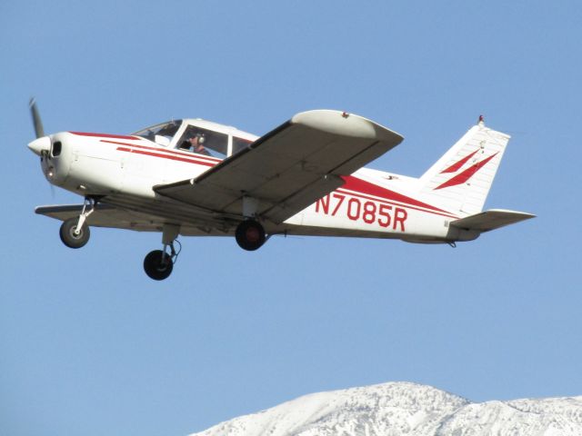 Piper Cherokee (N7085R) - Taking off RWY 26L