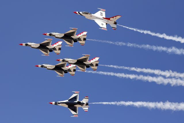 Lockheed F-16 Fighting Falcon — - The US Air Force Thunderbirds making their grand entrance at Holloman AFB Legacy of Liberty Airshow Saturday 7 May 2022.