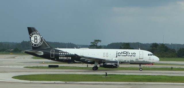 Airbus A320 (N633JB) - 9/23/22 taxiing in on Golf