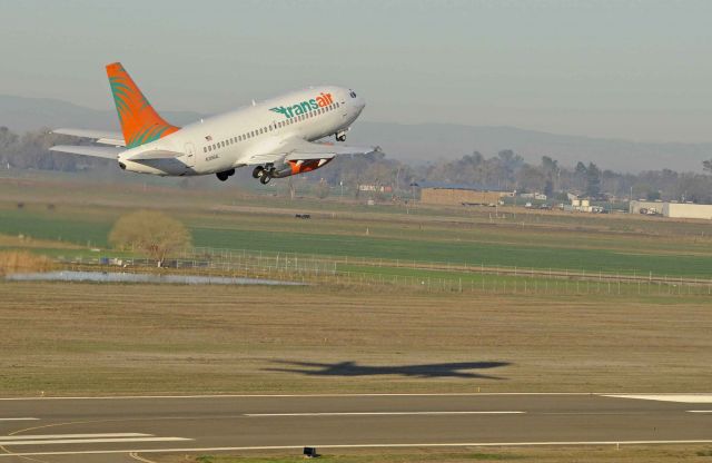 Boeing 737-700 (N306AL) - N306AL departing runway three-zero, Merced Regional Airport (KMCE)