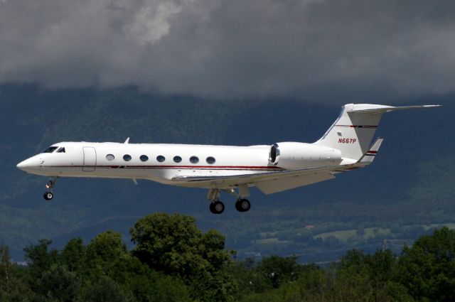 Gulfstream Aerospace Gulfstream V (N667P) - On short finals for rwy 23 on 29-May-18.