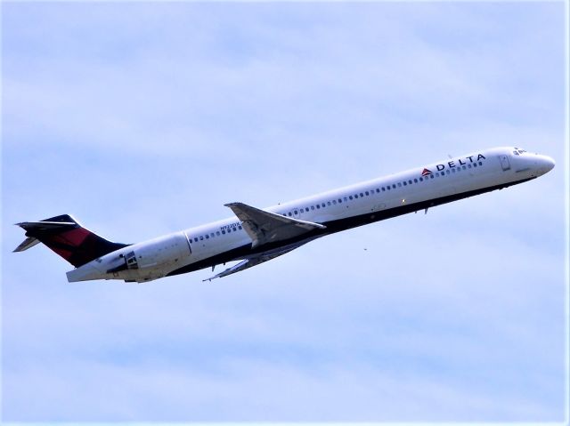 McDonnell Douglas MD-90 (N922DX)