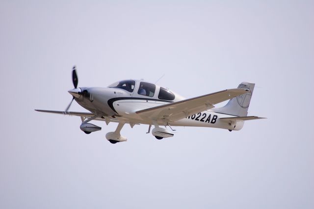 Cirrus SR-22 (N622AB) - Departing EAA Airventure/Oshkosh on 25 July 2012.