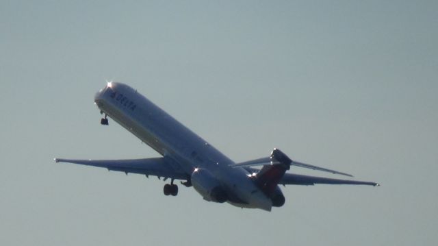 McDonnell Douglas MD-90 (N961DN) - Departing runway 23R.