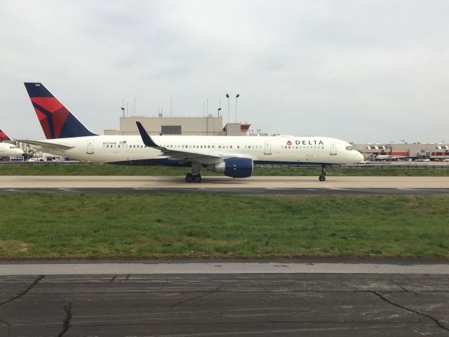 Boeing 757-200 (N554NW) - Cool view of a 757 at Atlanta intl!