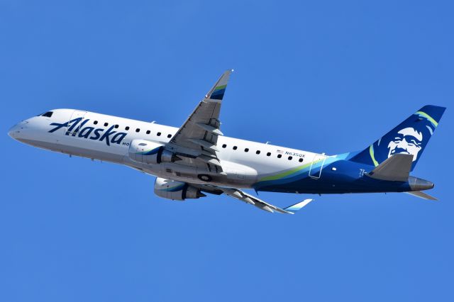 Embraer 175 (N635QX) - Alaska Airlines Embraer ERJ-175LR departing YYC on Dec 28.