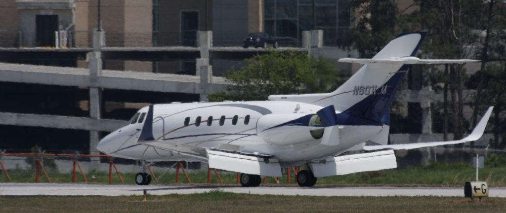 Hawker Siddeley HS-125-400 (N801LM) - Nice looking aircraft lands at KPDK