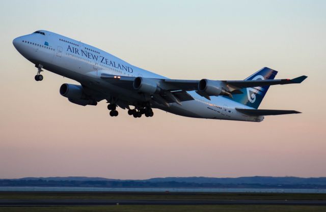 Boeing 747-400 (ZK-SUH) - ZK-SUH departing Auckland for the very last time. Operating ANZ6074 to LAX then Victorville.