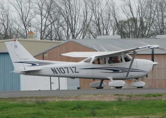 Cessna Skyhawk (N1071Z) - Rolling down runway 14 about to lift off from the Shreveport Downtown airport.