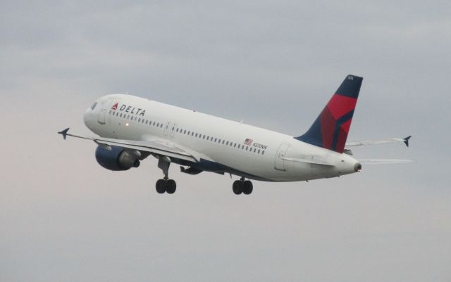 Airbus A320 (N370NW) - Atlanta bound Delta a320 taking off at Manchester Boston Regional Airport