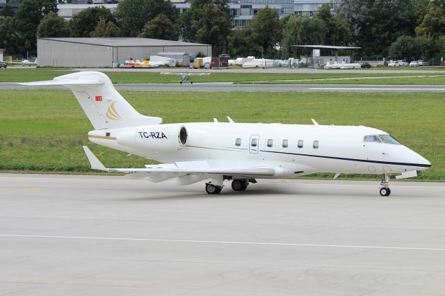 Bombardier Challenger 300 (TC-RZA)