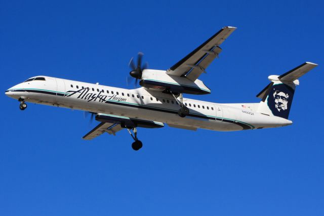 de Havilland Dash 8-400 (N422QX)
