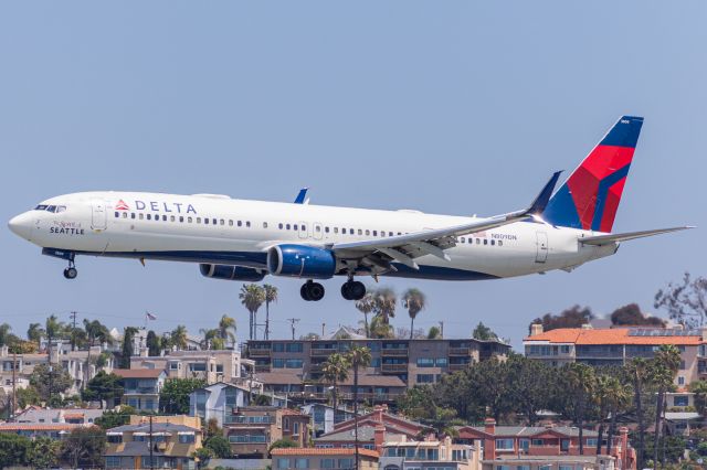 Boeing 737-900 (N809DN) - Delta 2032 with the Spirit of Seattle badge arriving from Salt Lake City