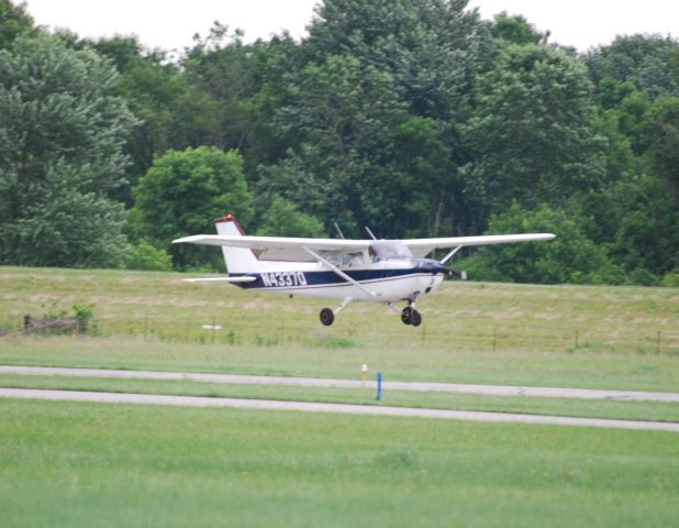 Cessna Skyhawk (N4337Q) - T&Gs at Wadsworth Municipal , Ohio.