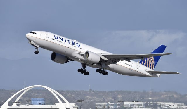 Boeing 777-200 (N210UA) - Departing LAX