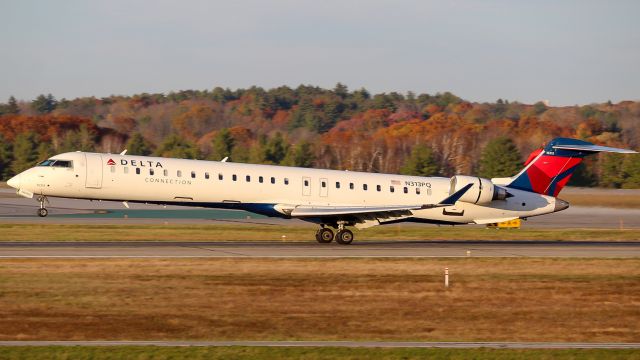 Canadair Regional Jet CRJ-900 (N313PQ) - Lovely fall colors