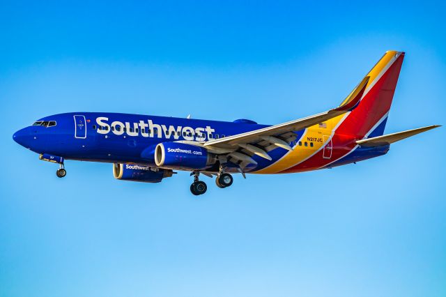 Boeing 737-700 (N217JC) - Southwest Airlines 737-700 landing at PHX on 9/25/22. Taken with a Canon 850D and Canon EF 70-200mm f/2.8L IS II USM lens.