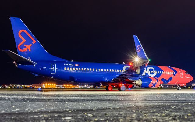 Boeing 737-800 (C-FHNM)