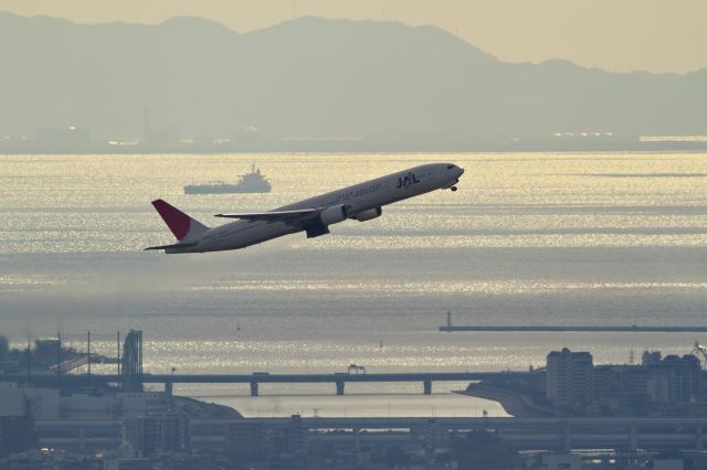 BOEING 777-300 (JA751J) - Osaka International Airport