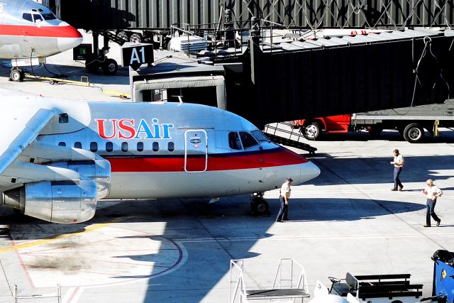 British Aerospace BAe-146-200 (N183US) - KSJC - early 1990s at Gate A1 - note the "mature" ramp crew.............