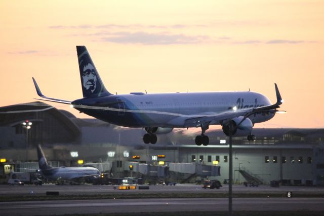 Airbus A320 (N624VA)
