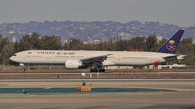 BOEING 777-300 (HZ-AK36)