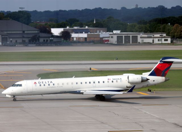 Canadair Challenger (N653CA) - Taxiing at MSP along 30R on 0731/2011