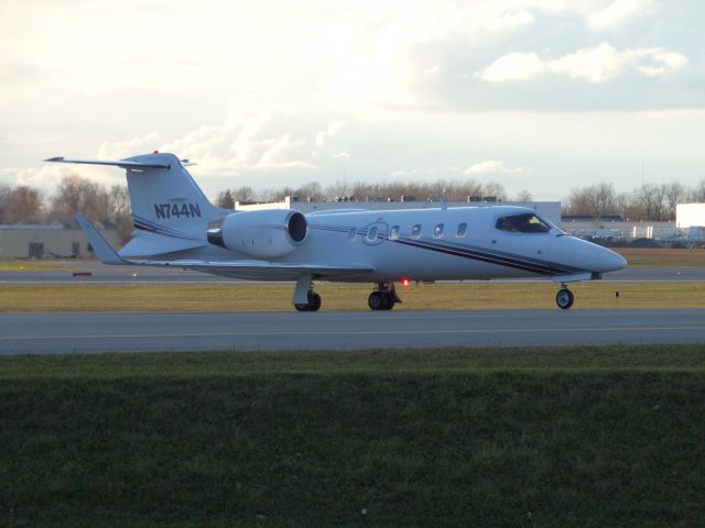 Learjet 31 (N744N)