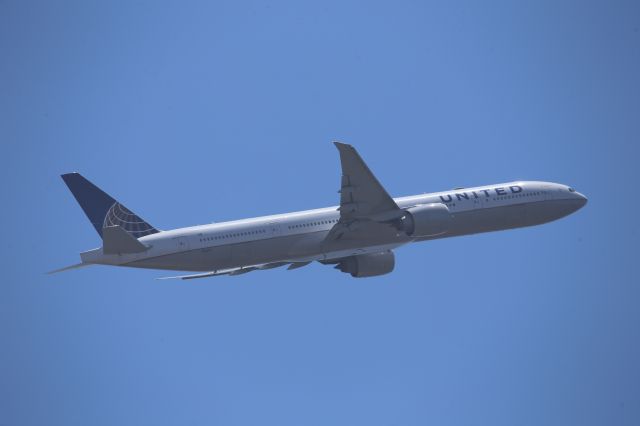 BOEING 777-300ER (N2135U)
