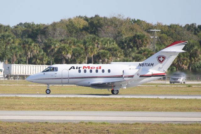 Hawker 800 (N811AM) - N811AM on departure from Runaway 32 at Sarasota-Bradenton International Airport