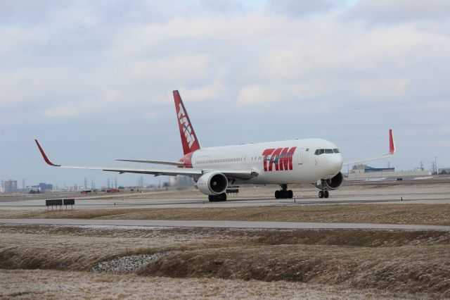 BOEING 767-300 (PT-MSV) - Getting set to go from 06L