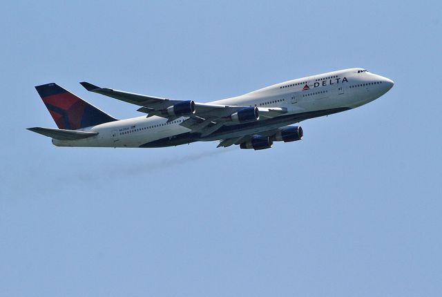 Boeing 747-400 (N670US) - Taken from Playa-del-Rey by the LAX in Los Angeles.