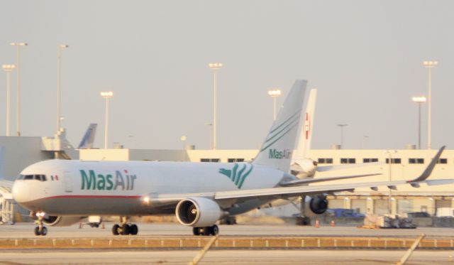 BOEING 767-300 (N420LA)