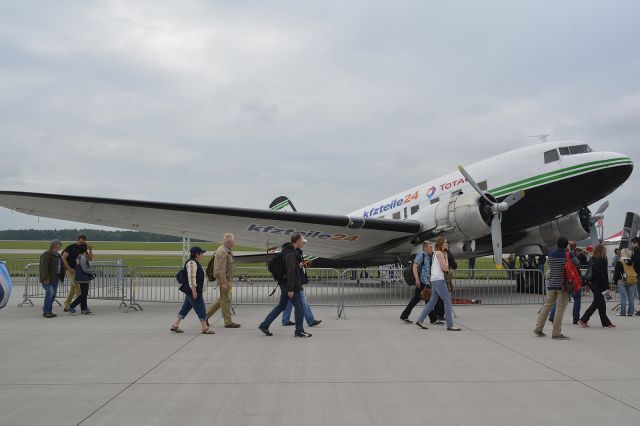 Douglas DC-3 (D-CXXX)