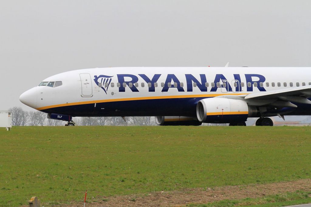 Boeing 737-800 (EI-DLF) - Go to Tréviso Italy LIPH.