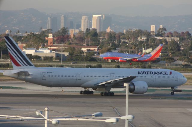 BOEING 777-300 (F-GSQJ) - Taxiing for a long flight back to Charles de Gaulle