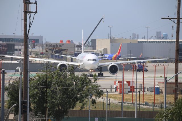 BOEING 777-300ER (B-7881)