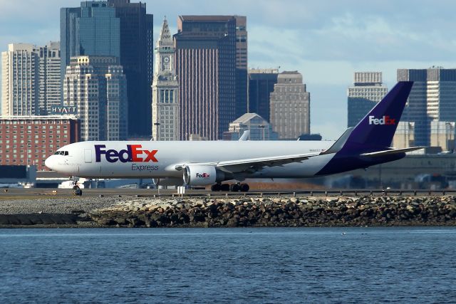 BOEING 767-300 (N58077) - lining up on 27