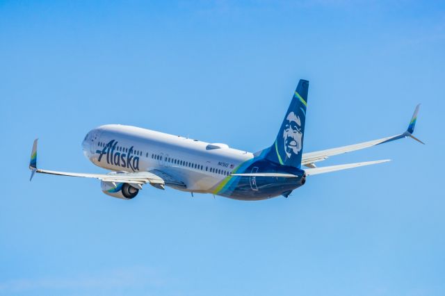 Boeing 737-900 (N479AS) - An Alaska Airlines 737-900 taking off from PHX on 2/11/23 during the Super Bowl rush. Taken with a Canon R7 and Canon EF 100-400 II L lens.