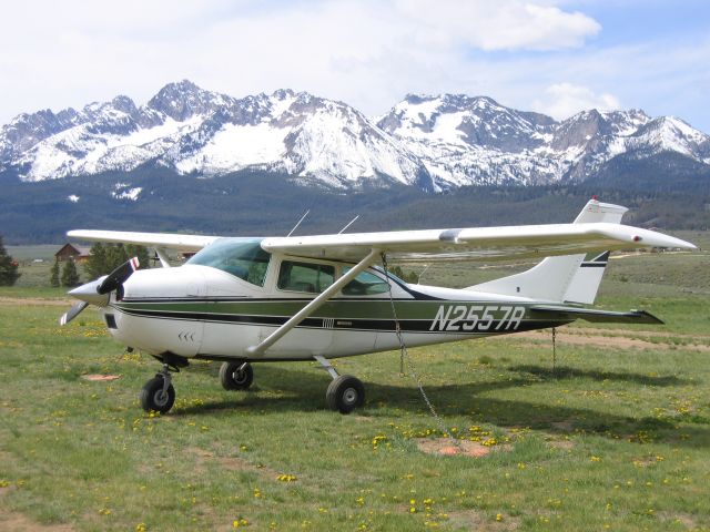 Cessna Skylane (N2557R) - Breakfast in Stanley Idaho