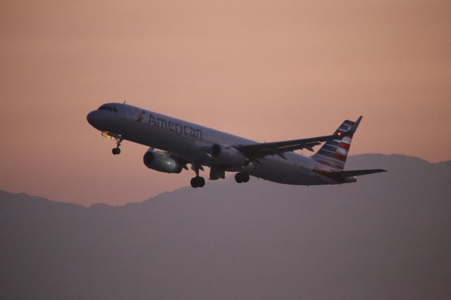 Airbus A321 (N903AA)