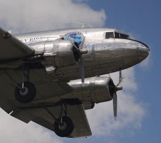 Douglas DC-3 (VH-OVM)