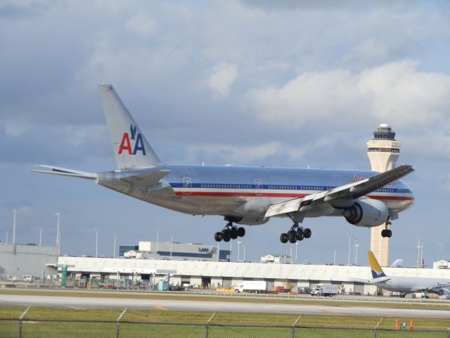 Boeing 777-200 (N754AN)