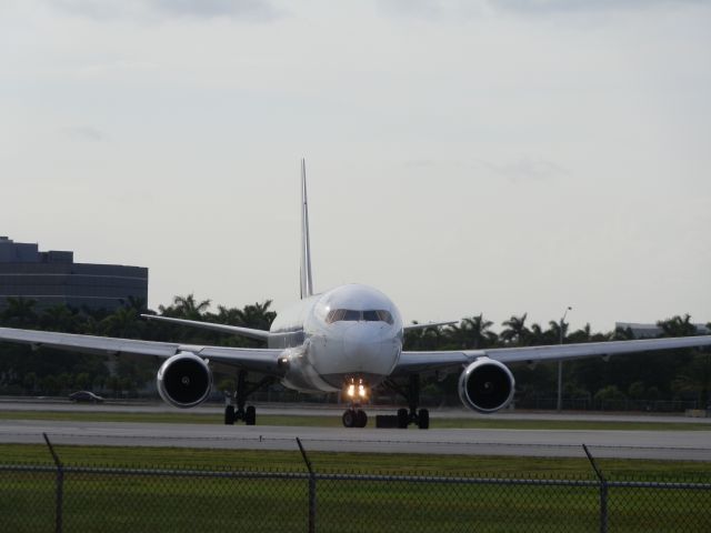 BOEING 767-300 (N316CM)