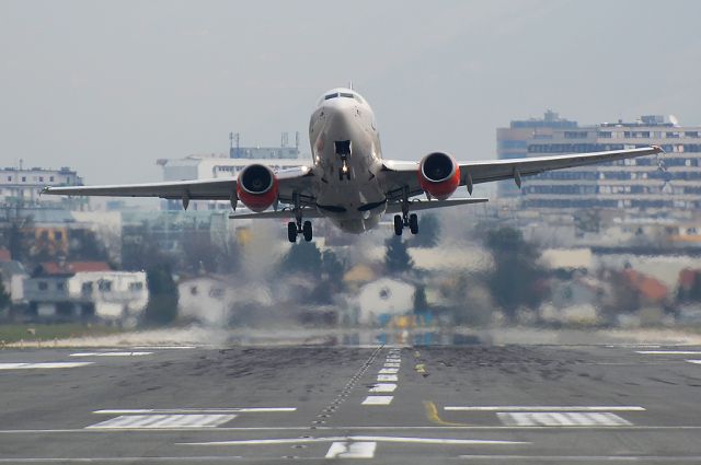 BOEING 737-600 (LN-RCT)