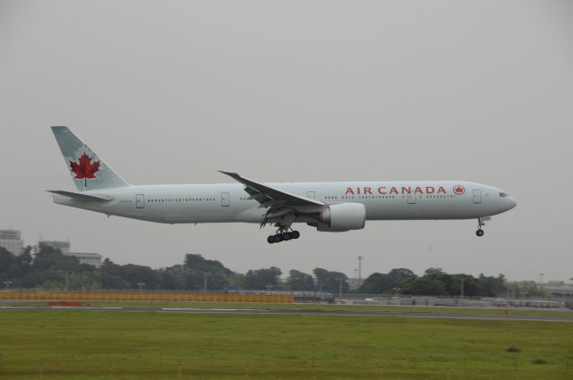 BOEING 777-300 (C-FITW) - Landing at Narita Intl Airport R/W16R on 2009/7/18