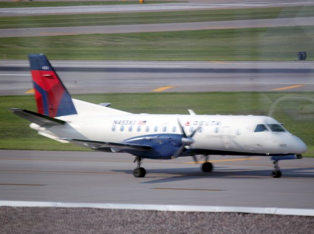 Saab 340 (N453XJ) - Taxiing at MSP on 07/31/2011