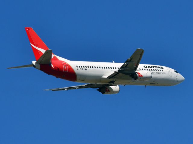 BOEING 737-400 (VH-TJE) - Getting airborne off runway 23. Thursday 12th April 2012.