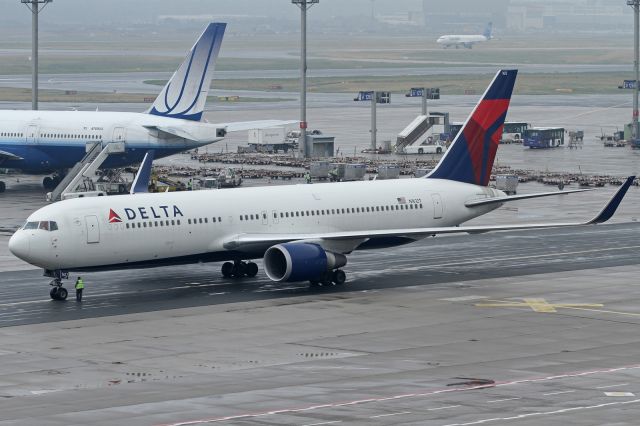 BOEING 767-300 (N1612T)