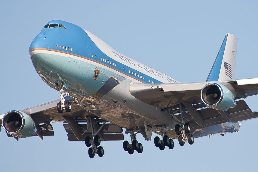 Boeing 747-200 (92-9000) - Air Force One on final for runway 27R, bringing President Obama to a speech in Philadelphia.